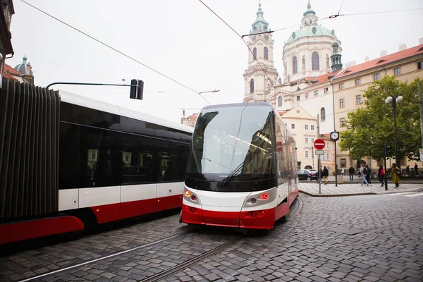 Modern tramvay şehrin sokak üzerinde. — Stok fotoğraf
