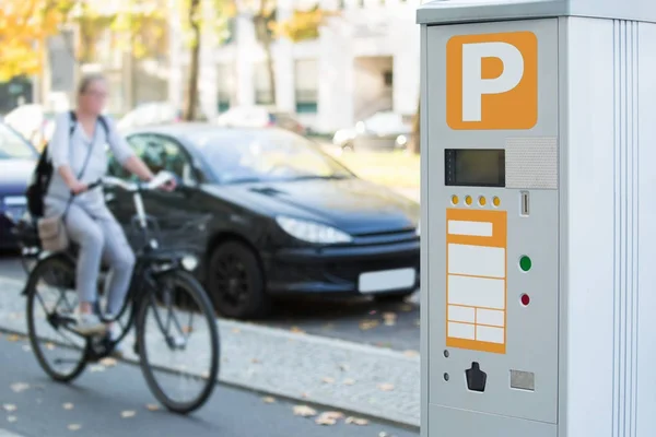 Máquina de aparcamiento con panel solar en la calle de la ciudad . — Foto de Stock