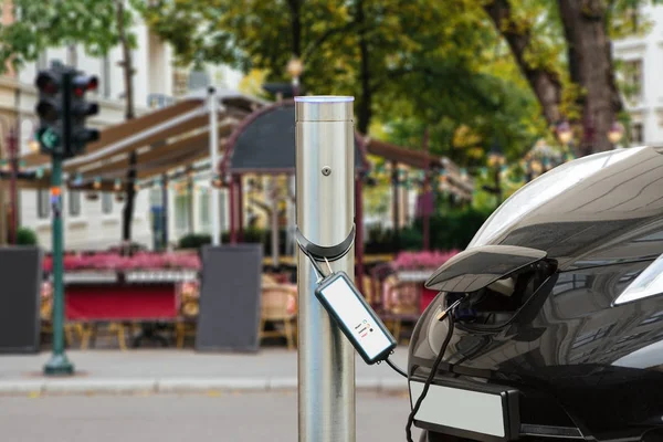 Coche eléctrico se carga en el estacionamiento — Foto de Stock