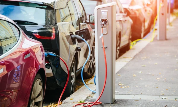 Muchos coches eléctricos se cargan por las estaciones de carga —  Fotos de Stock