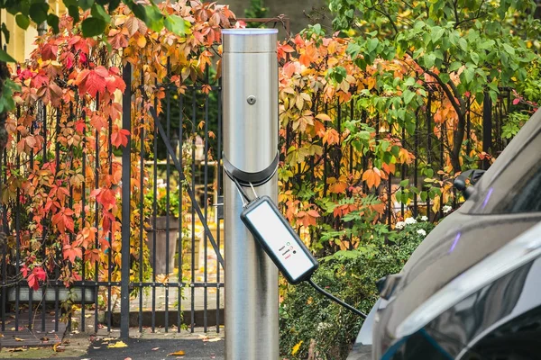 Coche eléctrico se carga en el estacionamiento —  Fotos de Stock