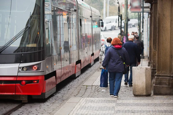 Modern tramvay şehrin sokak üzerinde. — Stok fotoğraf