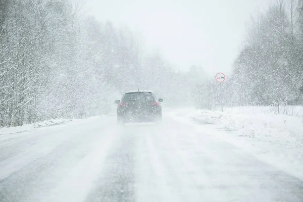 El coche está conduciendo en una carretera de invierno —  Fotos de Stock