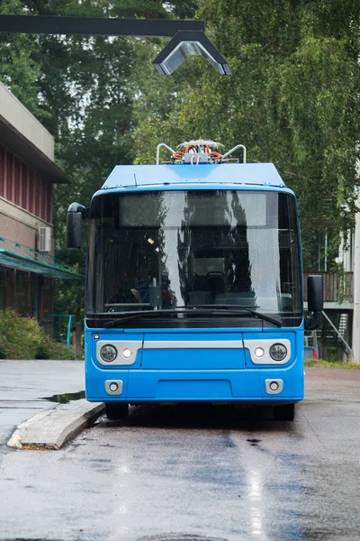 Электрический автобус на остановке — стоковое фото