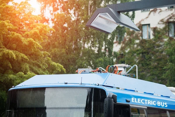 Electric bus at a stop — Stock Photo, Image