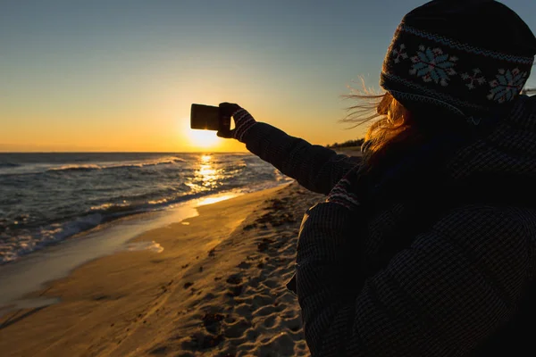 Mujer toma una foto en el teléfono . — Foto de Stock