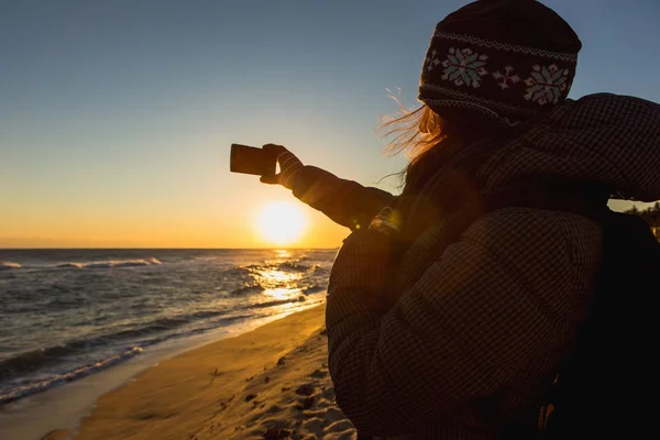 Mujer toma una foto en el teléfono . — Foto de Stock