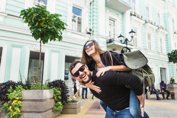 Um casal amoroso de viajantes caminhando pela cidade — Fotografia de Stock