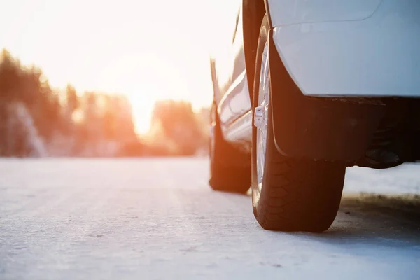 Carro branco em uma estrada de inverno — Fotografia de Stock