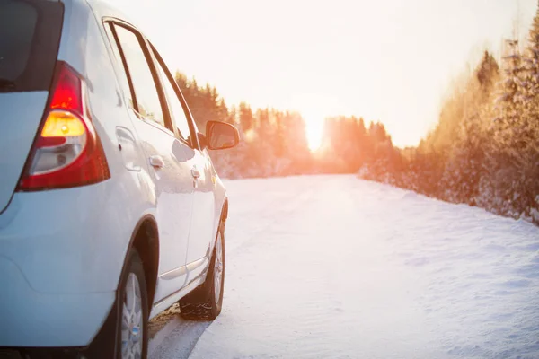 Carro branco em uma estrada de inverno — Fotografia de Stock