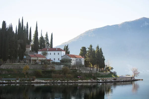 Vista da cidade na costa do mar Adriático em Montenegro . — Fotografia de Stock