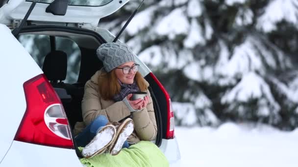 Жінка Мандрівник Сидить Багажнику Автомобіля Гарячий Чай Зимовий Ліс Дерева — стокове відео