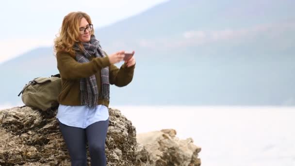 Kvinna Resenären Med Ryggsäck Står Klippa Vid Havet Mot Bakgrund — Stockvideo