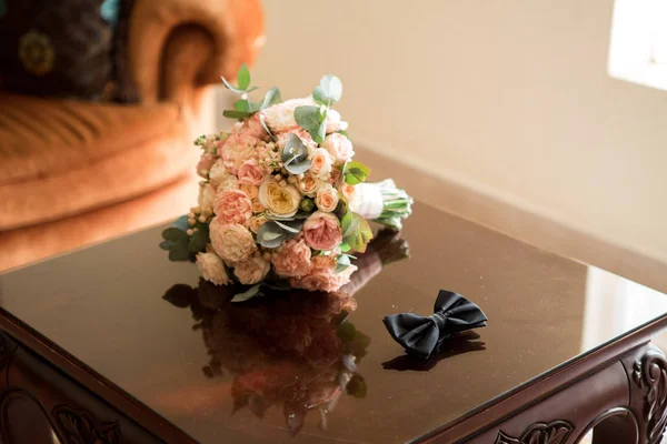 Il bouquet della sposa e il papillon dello sposo — Foto Stock