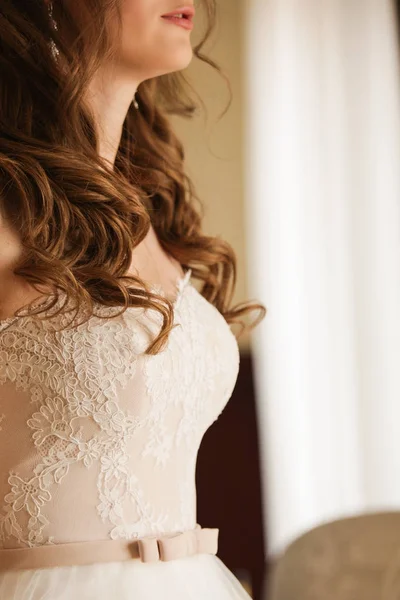 La sposa in un vestito beige di pizzo — Foto Stock