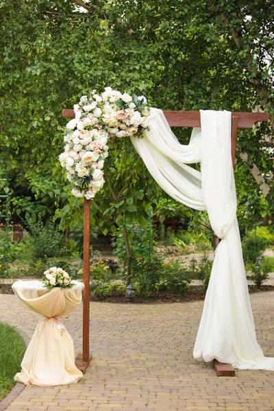 Wedding arch decorated with fresh flowers — Stock Photo, Image
