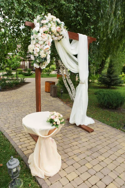 Arco de boda decorado con flores frescas — Foto de Stock