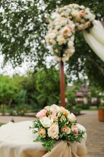 新鮮な花で飾られた結婚式のアーチ — ストック写真