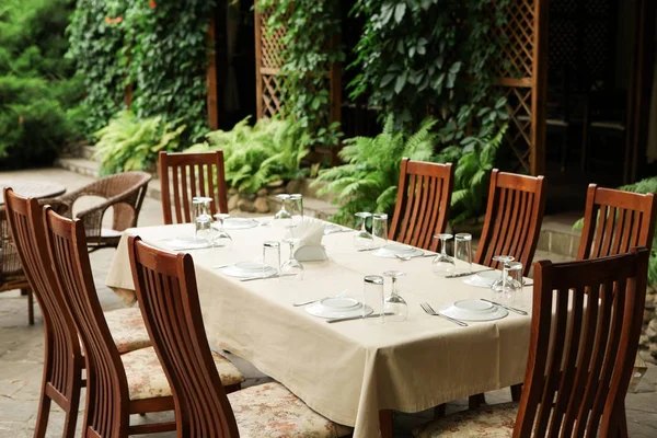 Restaurante de rua no verão — Fotografia de Stock