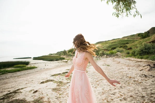 Noiva em um vestido de noiva — Fotografia de Stock