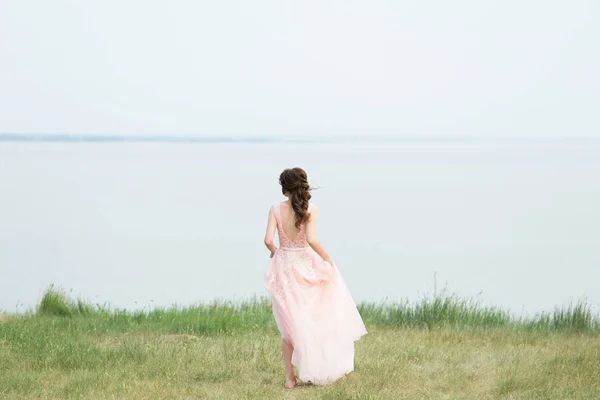 Noiva em um vestido de casamento rosa longo — Fotografia de Stock