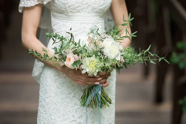 Exquisite bride with a bouquet. — Stock Photo, Image