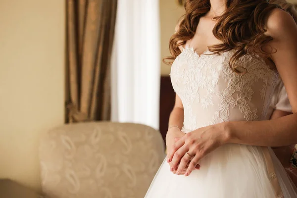 Nevěsta v béžové krajkové šaty — Stock fotografie