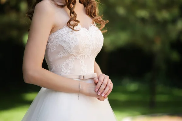 The bride in a lacy beige dress — Stock Photo, Image