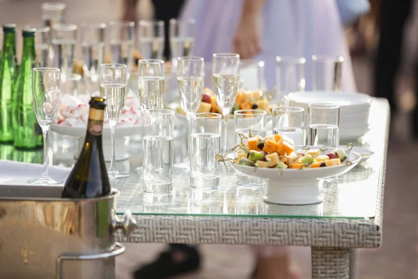 The waiter spills the champagne on the glasses — Stock Photo, Image