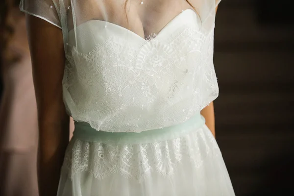 A noiva em um vestido bege rendado — Fotografia de Stock