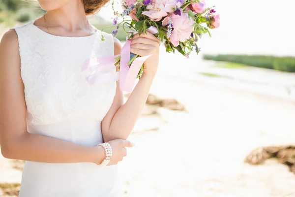 Невеста на берегу моря — стоковое фото