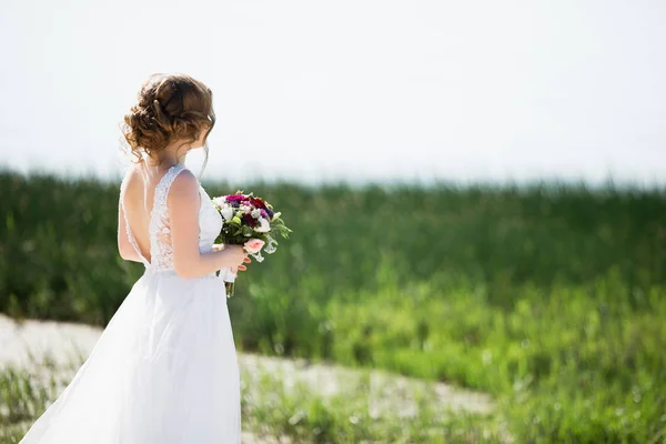 ウェディングドレスを着た花嫁 — ストック写真