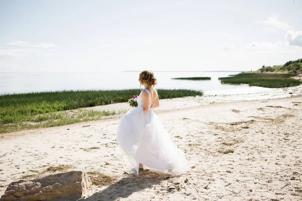 Bride in a wedding dress — Stock Photo, Image