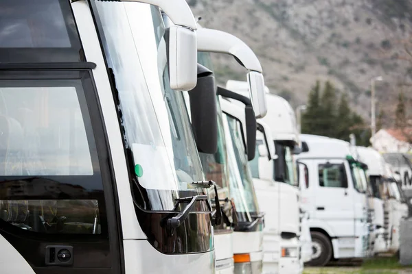 Bus et camions d'excursion se tiennent dans une rangée — Photo