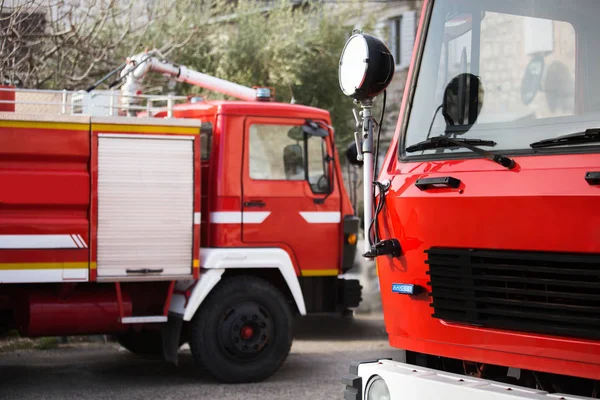 Dois carros de bombeiros — Fotografia de Stock