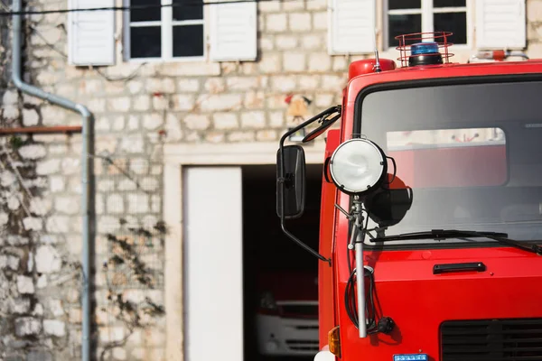 Красный пожарный грузовик — стоковое фото