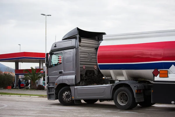 Benzine vrachtwagen in de buurt van een tankstation — Stockfoto