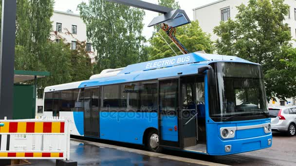 Autobus Elettrico Una Fermata Viene Addebitato Dal Pantografo Luci Lampeggiano — Video Stock