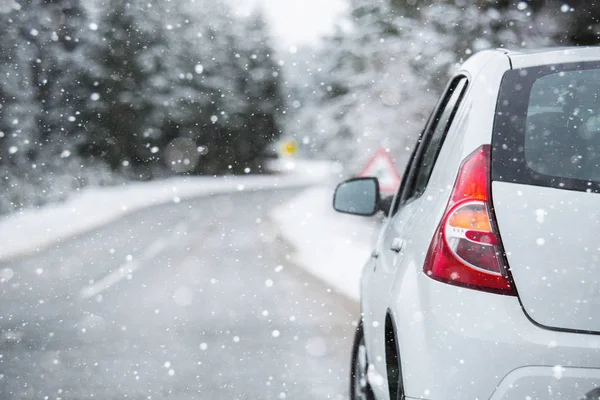 Coche blanco en una carretera de invierno —  Fotos de Stock