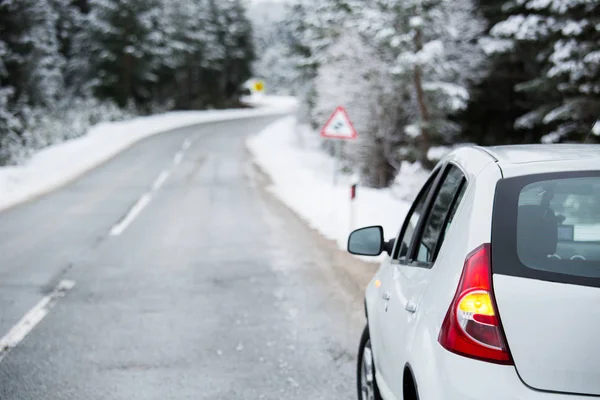 Fehér autó a téli úton — Stock Fotó