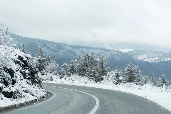 Dağ kış yolu — Stok fotoğraf