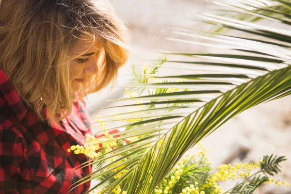 ミモザの花の花束を持つ女性の肖像画. — ストック写真