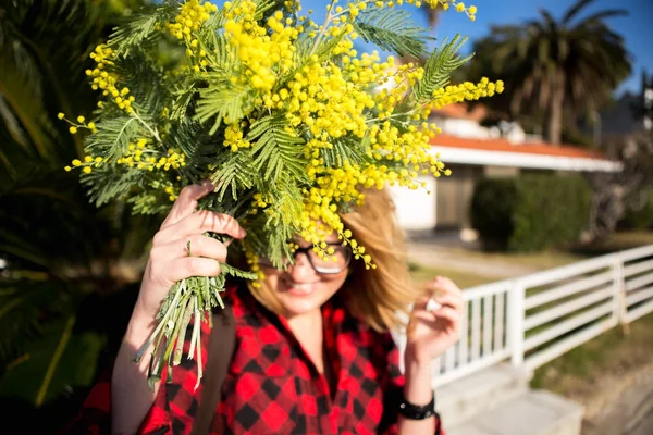 黄色いミモザの花の花束と幸せな女. — ストック写真