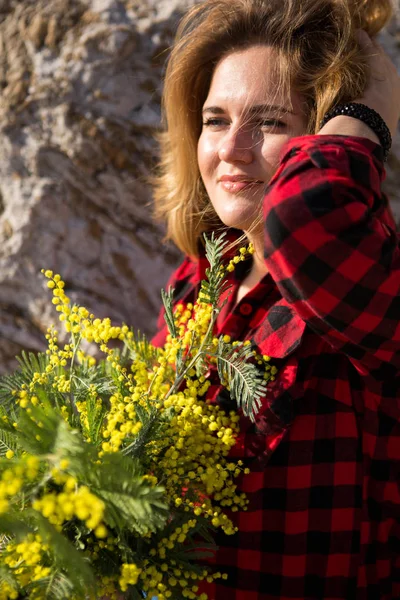 ミモザの花の花束を持つ女性の肖像画. — ストック写真