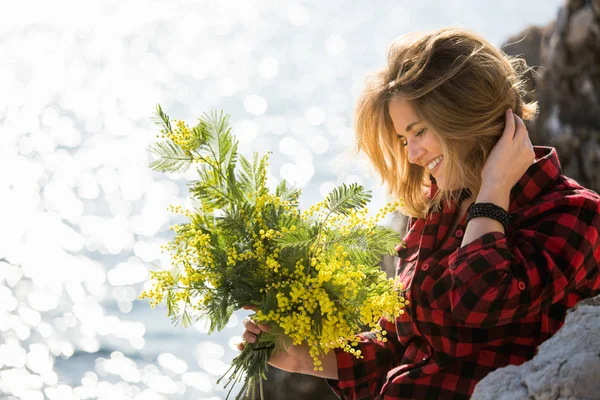 Mimoza buket tutan bir kadın portresi. — Stok fotoğraf