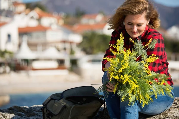 Mimoza buket tutan bir kadın portresi. — Stok fotoğraf