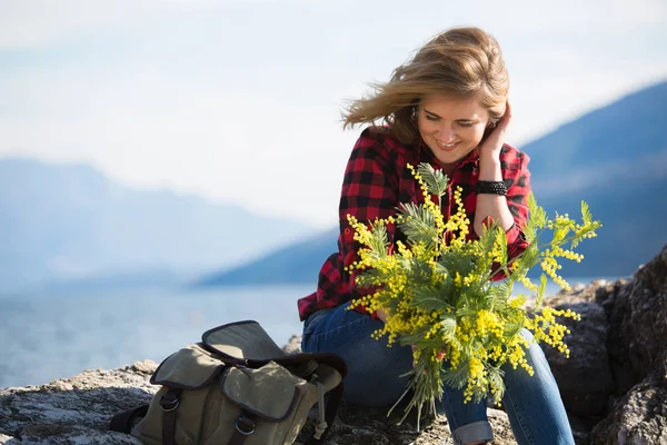 Porträt einer Frau mit einem Strauß Mimosen. — Stockfoto