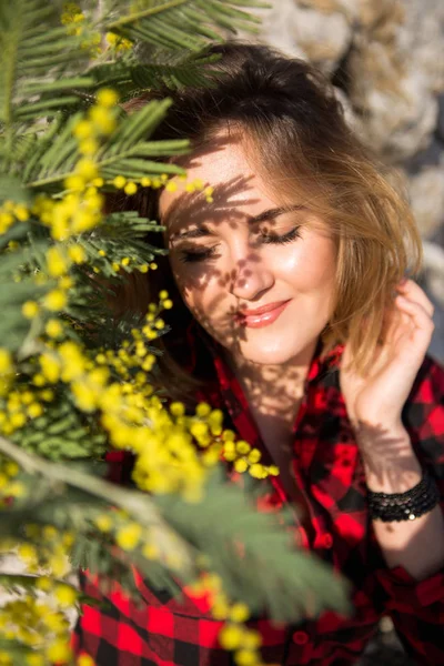 ミモザの花の花束を持つ女性の肖像画. — ストック写真