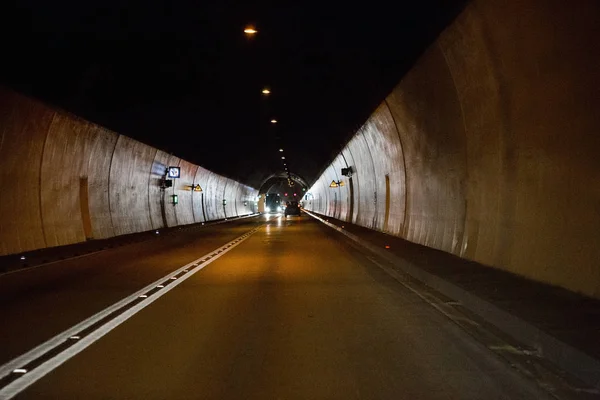A közlekedés a hegy belsejébe alagút — Stock Fotó