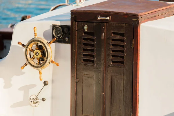 コントロール木製ボート — ストック写真